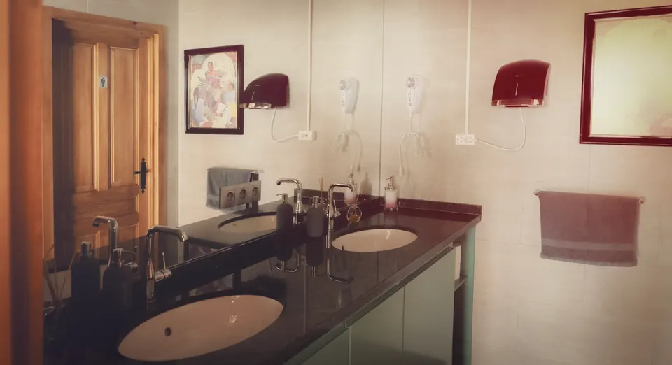 Baño con doble lavabo y encimera de piedra