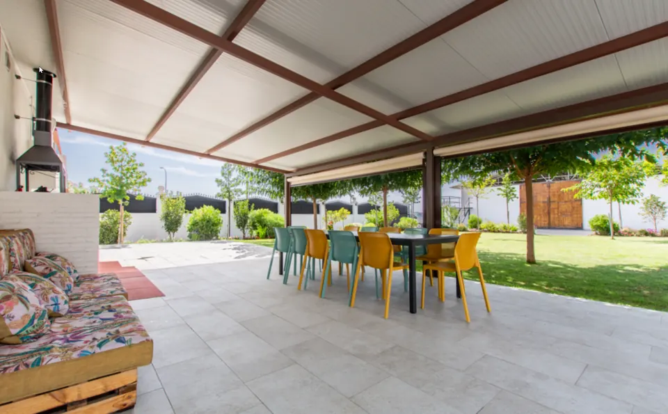 Comedor cubierto junto a la zona de barbacoa