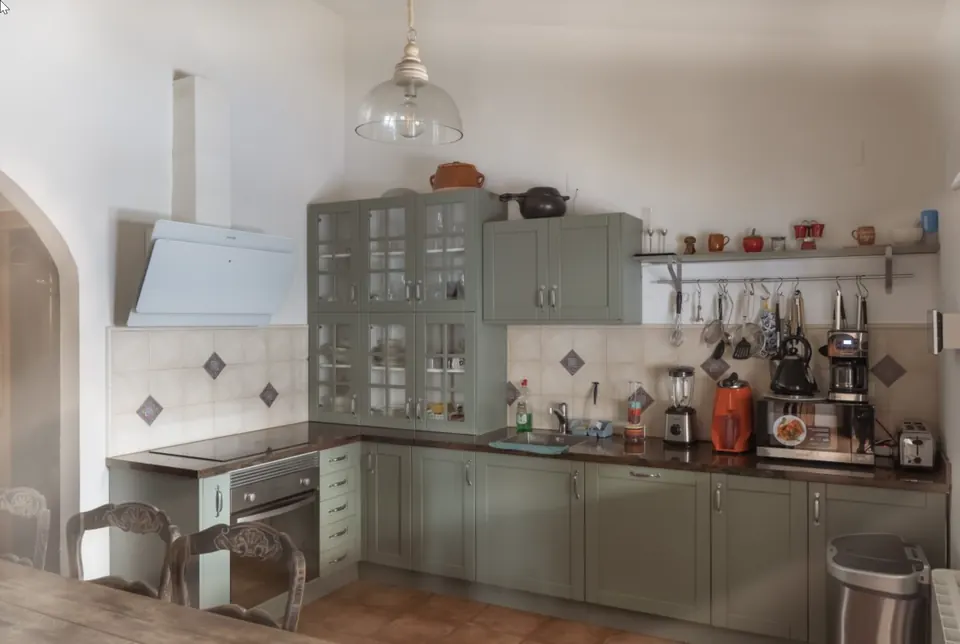 La cocina de la casa, en verde salvia