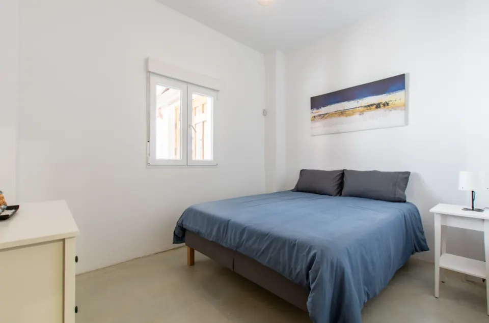 Dormitorio luminoso en blanco y azul