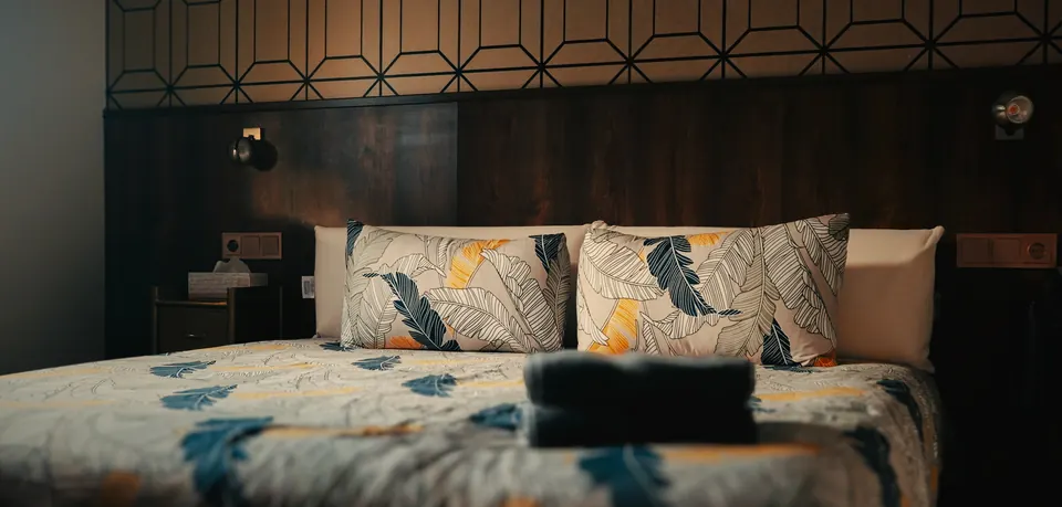 Dormitorio con cabecero y cojines de diseño