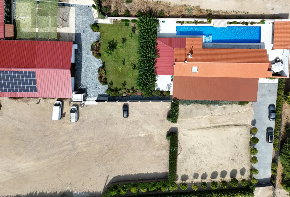 La finca a vista de dron, con su gran estacionamiento privado