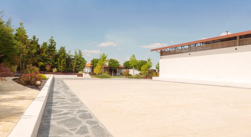 La explanada de travertino preparada para un montaje de evento