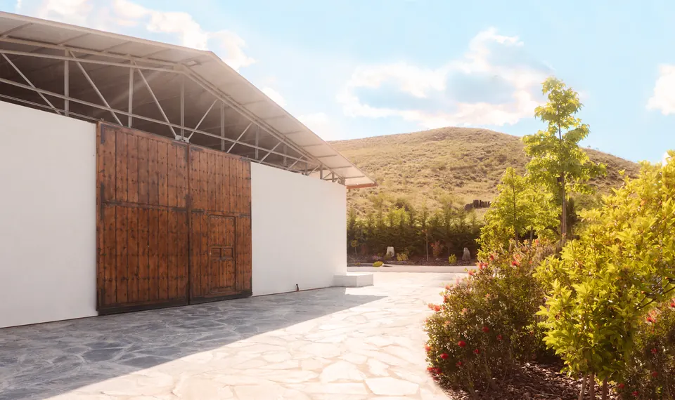 Los grandes portones de madera del hangar