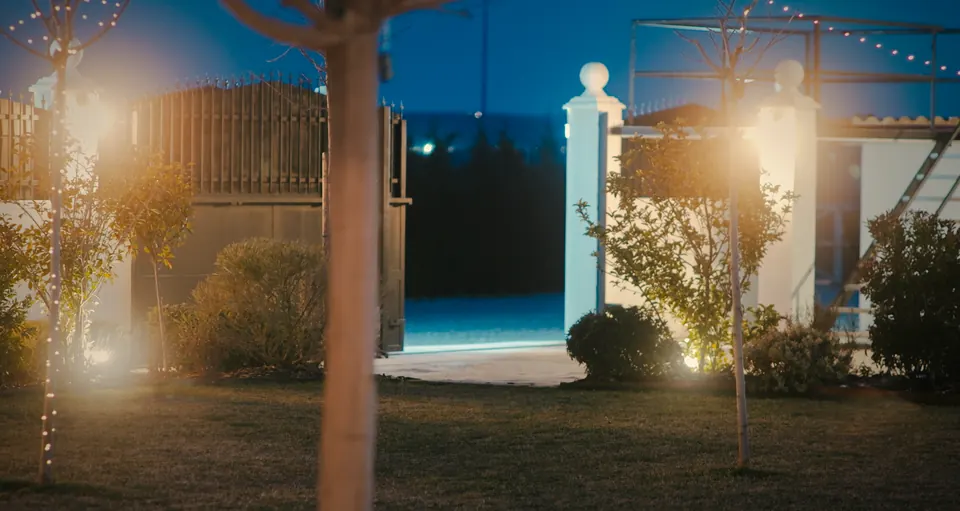 Zona ajardinada con iluminación nocturna
