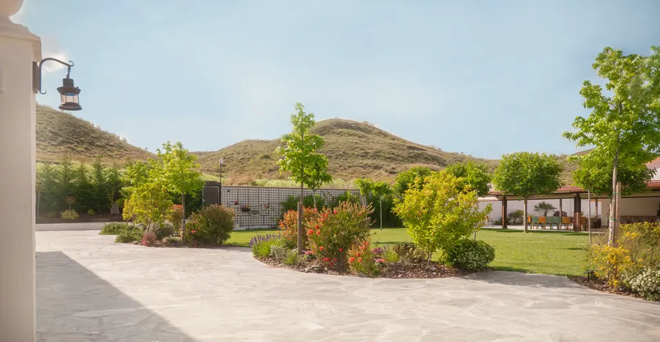 Jardín de la finca con las colinas de Toledo al fondo