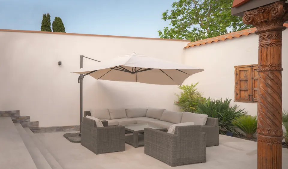 El patio del lounge, con su zona de estar exterior