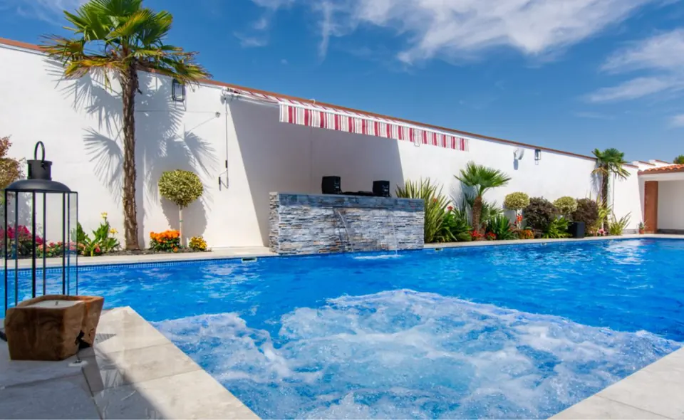 El spa de hidromasaje burbujeando dentro de la piscina