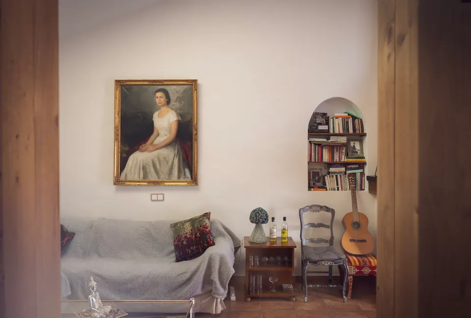 La sala de estar con su sofá amplio y las ventanas en arco